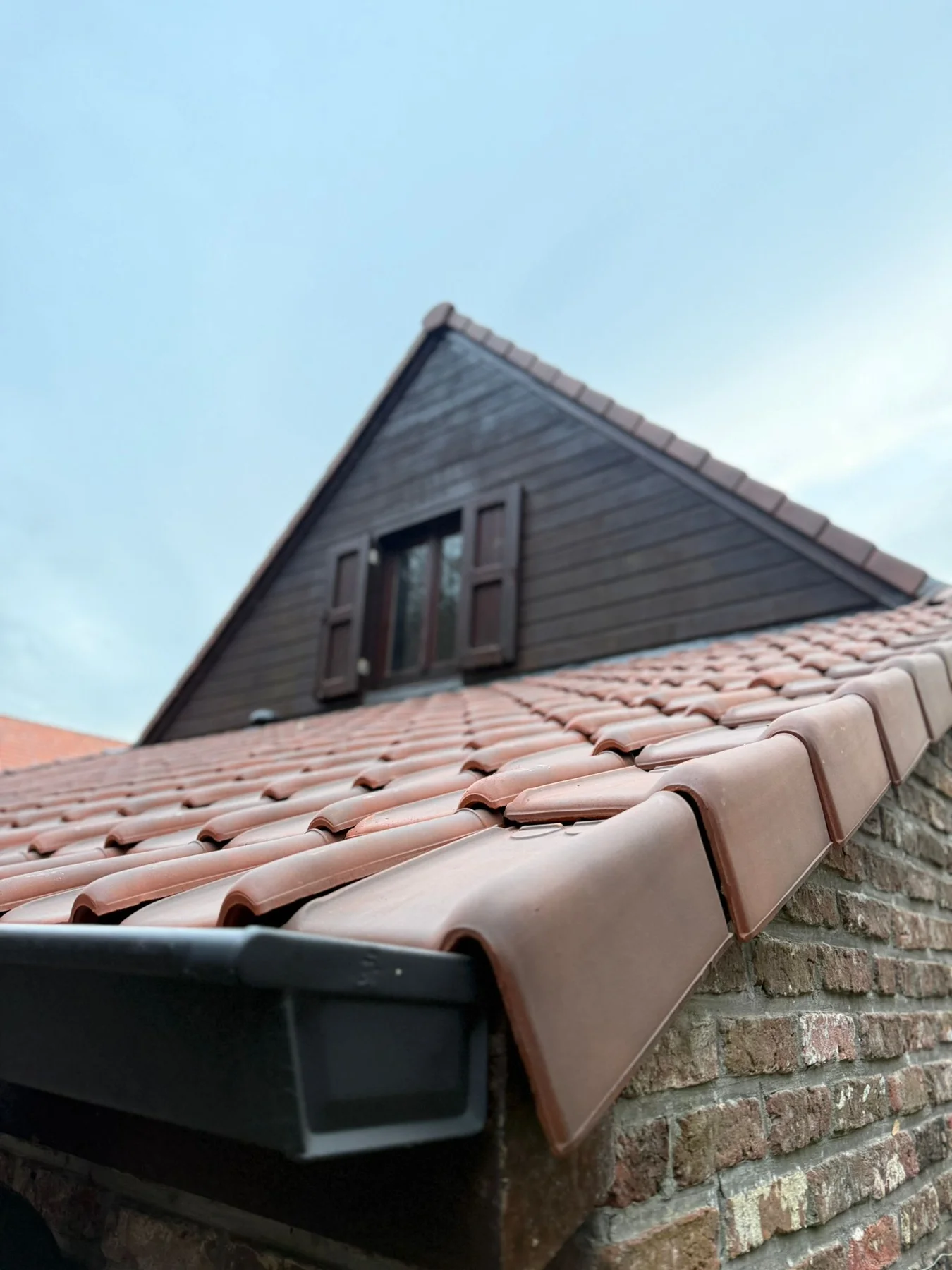 Dakpannen detail - vakkundig geplaatst hellend dak door Dakwerken Vandevyver in Gent