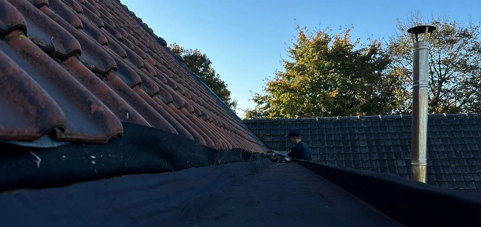 Team Dakwerken Vandevyver aan het werk op een dak in Gent - erkend dakwerker